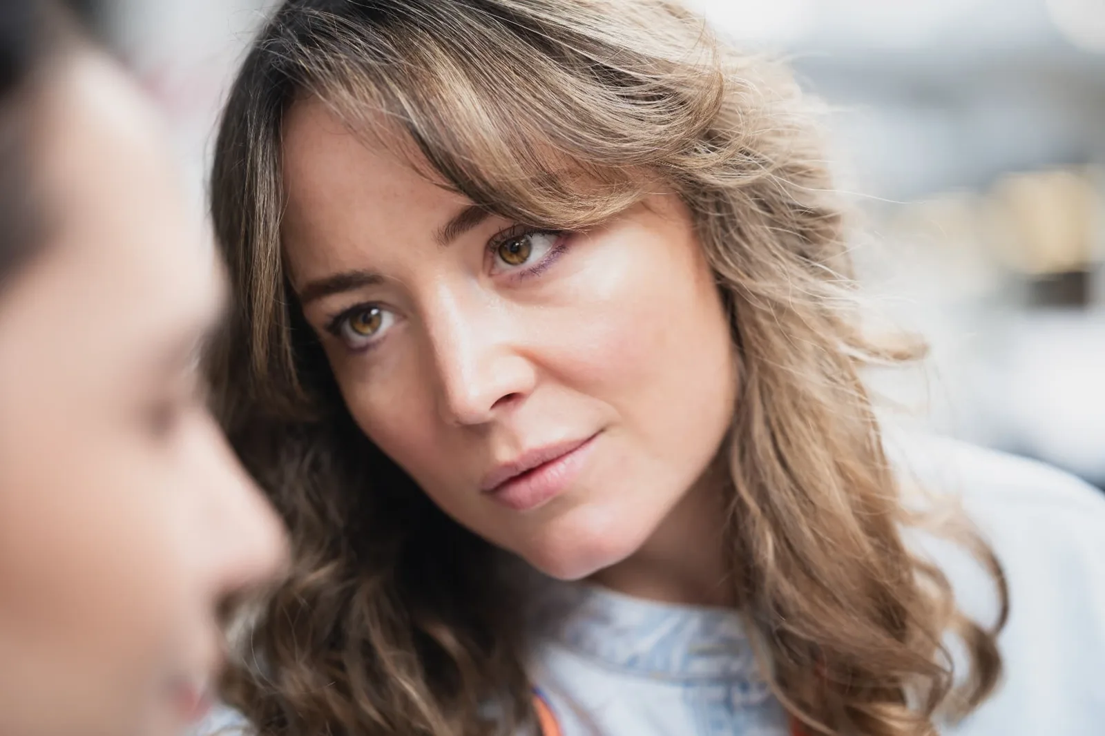 Charis Wolf-Stoll, Make-up Artistin und Visagistin, am Set