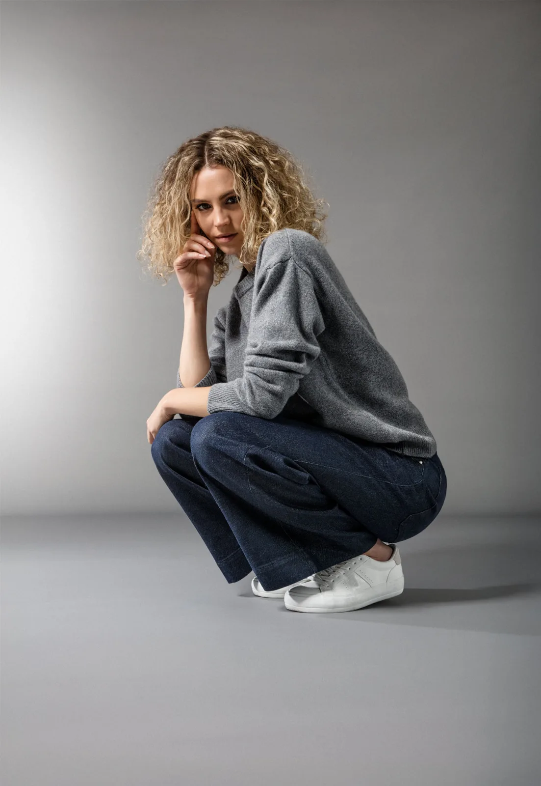 Beauty- und Fashion-Look mit definierten Locken im Studio