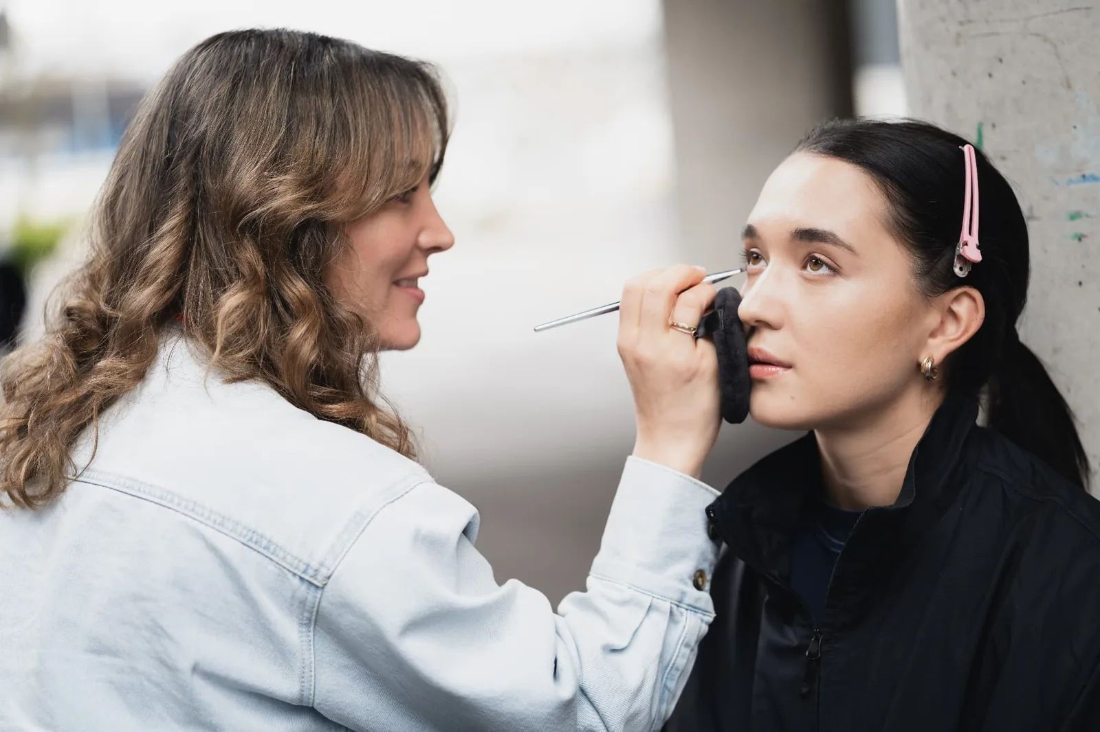 Charis Wolf-Stoll beim Make-up am Set eines Fotoshootings