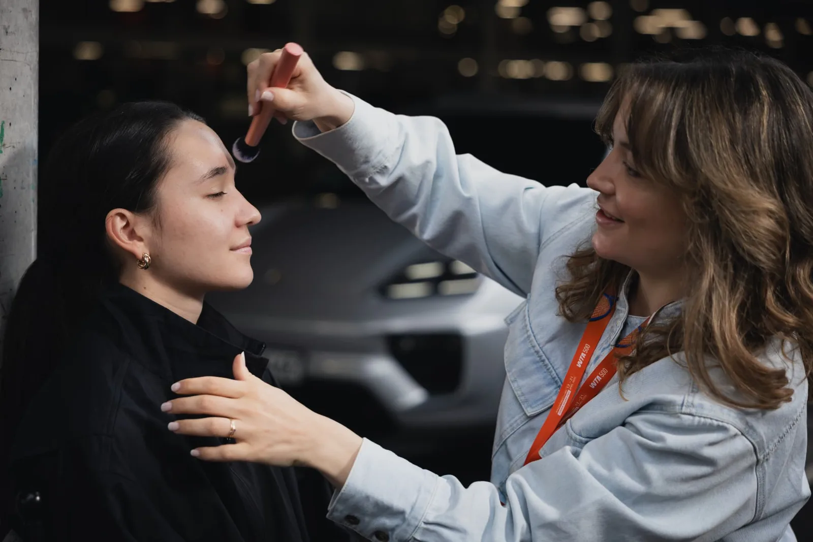 Charis Wolf-Stoll beim Make-up für ein Commercial-Shooting