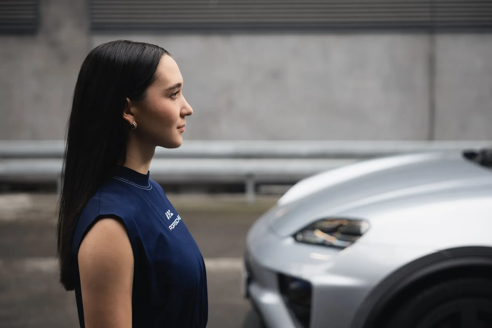 Commercial-Shooting: natürliches Make-up und glattes Haar im Profil